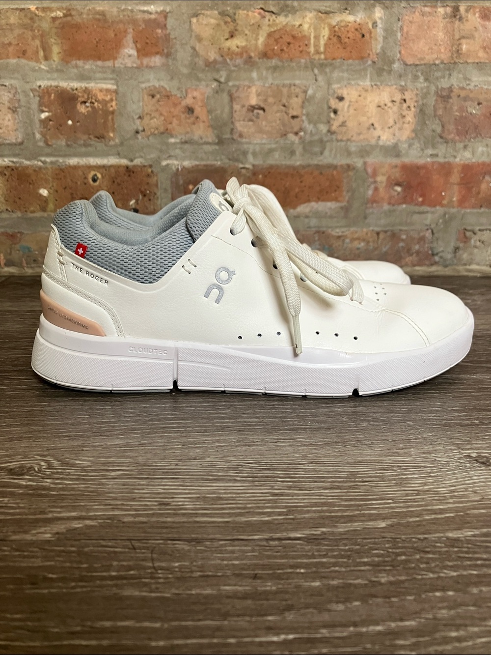 On Women's The Roger Advantage sneakers